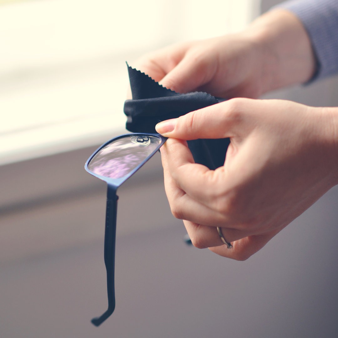 Cómo limpiar las gafas: los cinco pasos para lavarlas bien y ayudar a tu  vista