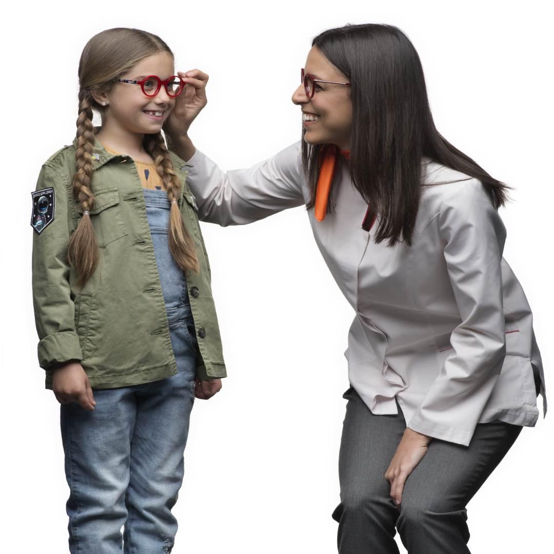 Óptica colocando las gafas a una niña